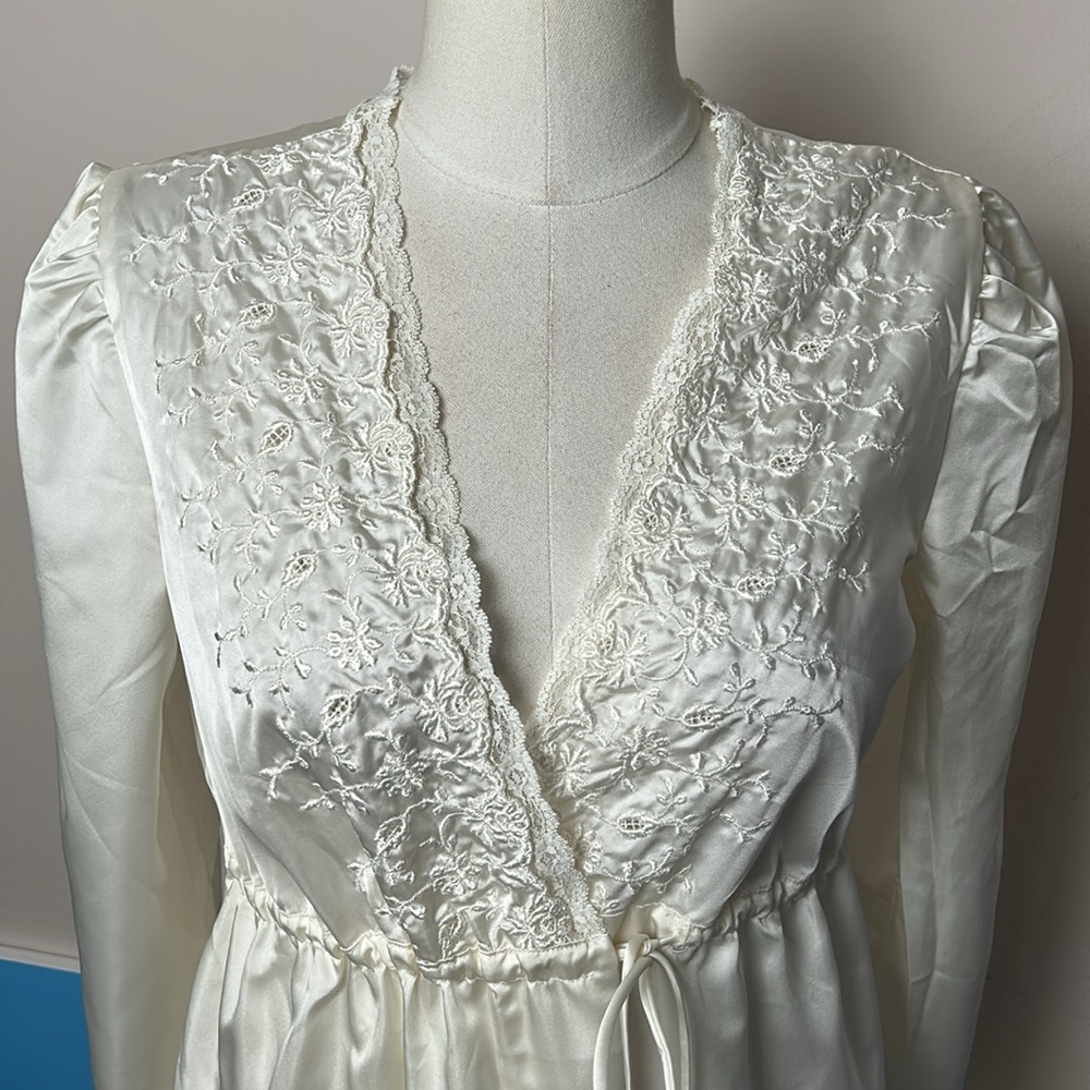 Vintage Barbizon Cream Embroidered Chest Pleated Shoulder Long Robe size S
